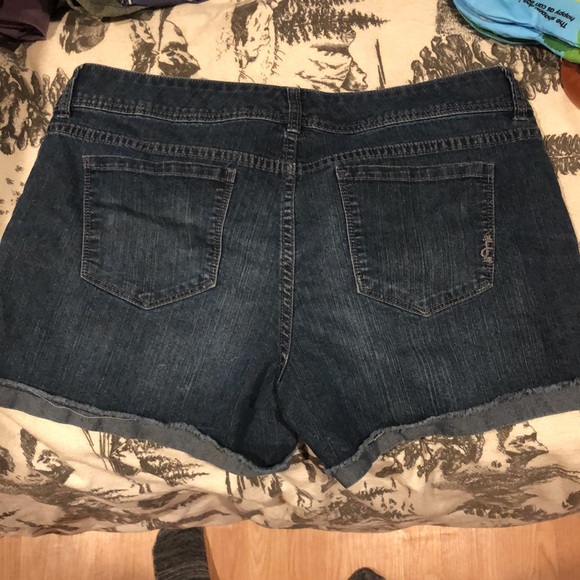 Shorts - Picture 3 of 3